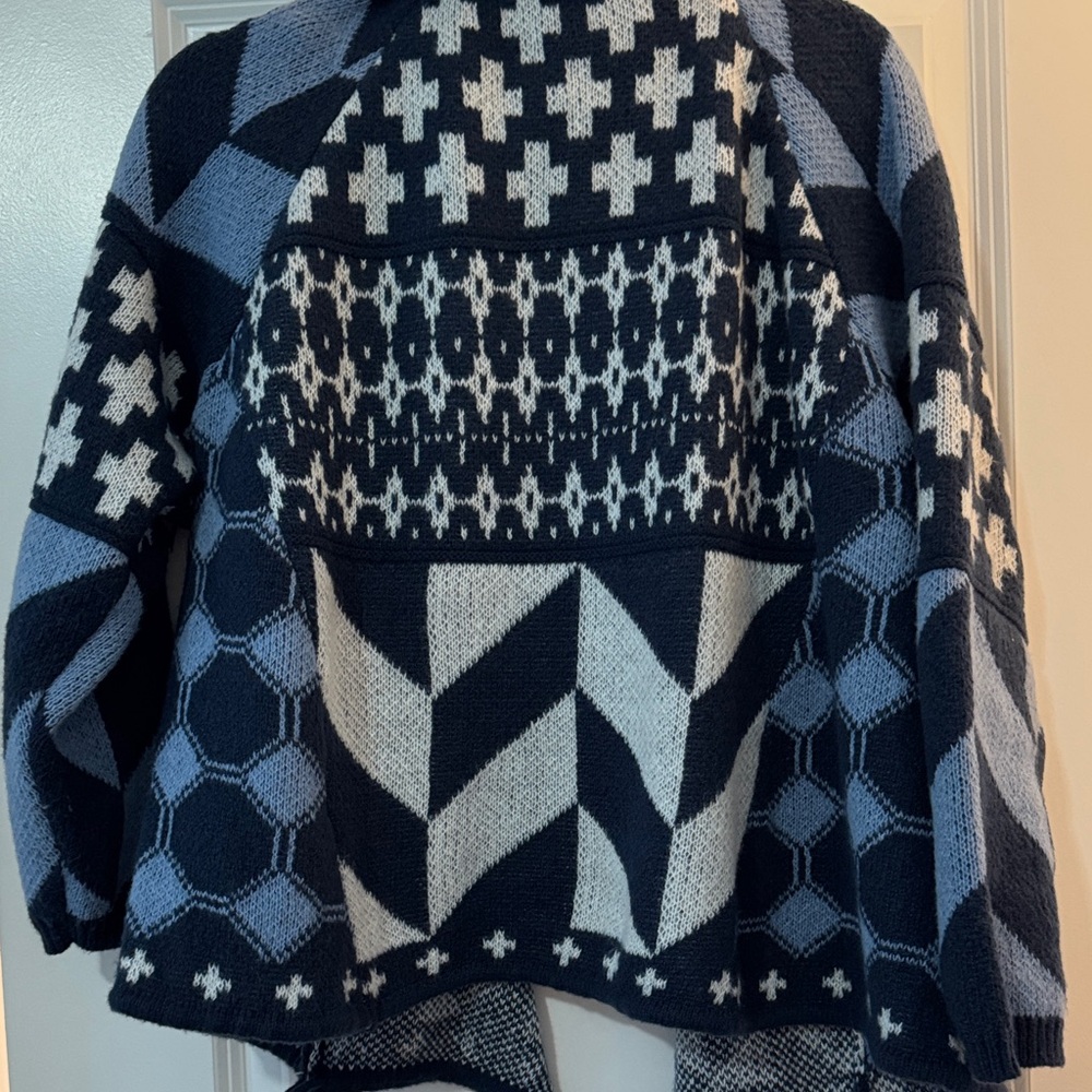 Geometric Patterned Hooded Jacket - image 3